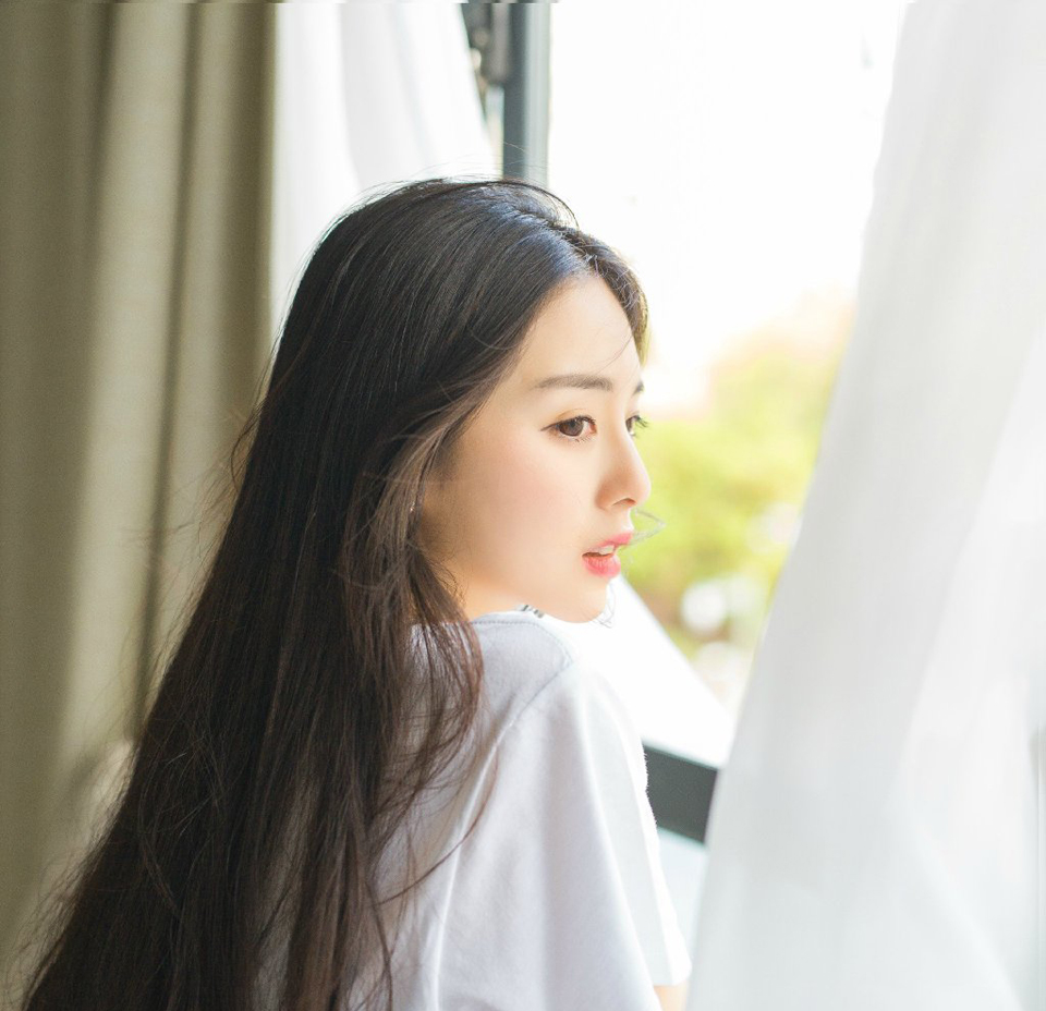 不知什么时候开始，我已经沉醉在那个世界里不能自拔，虽然我害怕，我矛盾。但我却说不出对那种快感的依恋[lizhigushicom]。夜以继日的，我逃避，我也寻找，我知道，我已经和它溶为一体了。